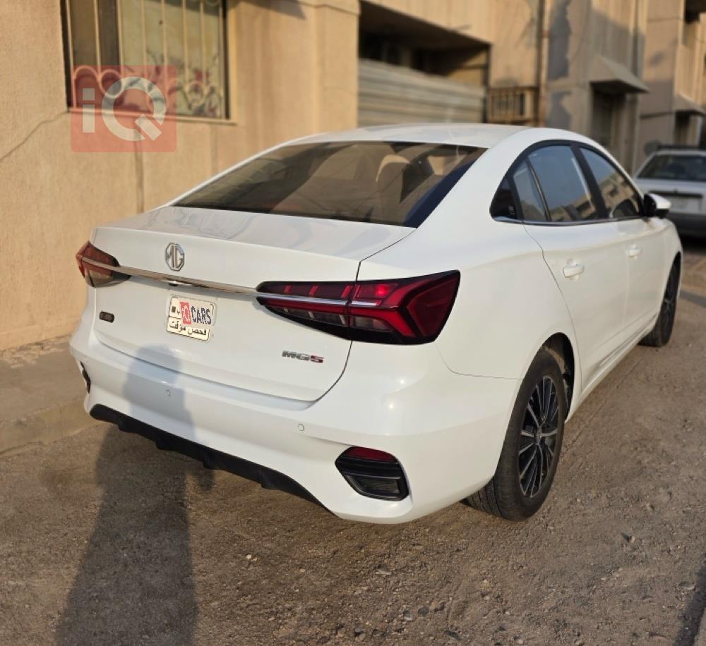 ئێم جی 5 پڵەس